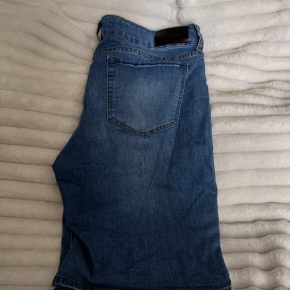 I.T. Millie Petite Curvy Long Rider Denim Bermuda Shorts 14P Medium Wash - Picture 9 of 13